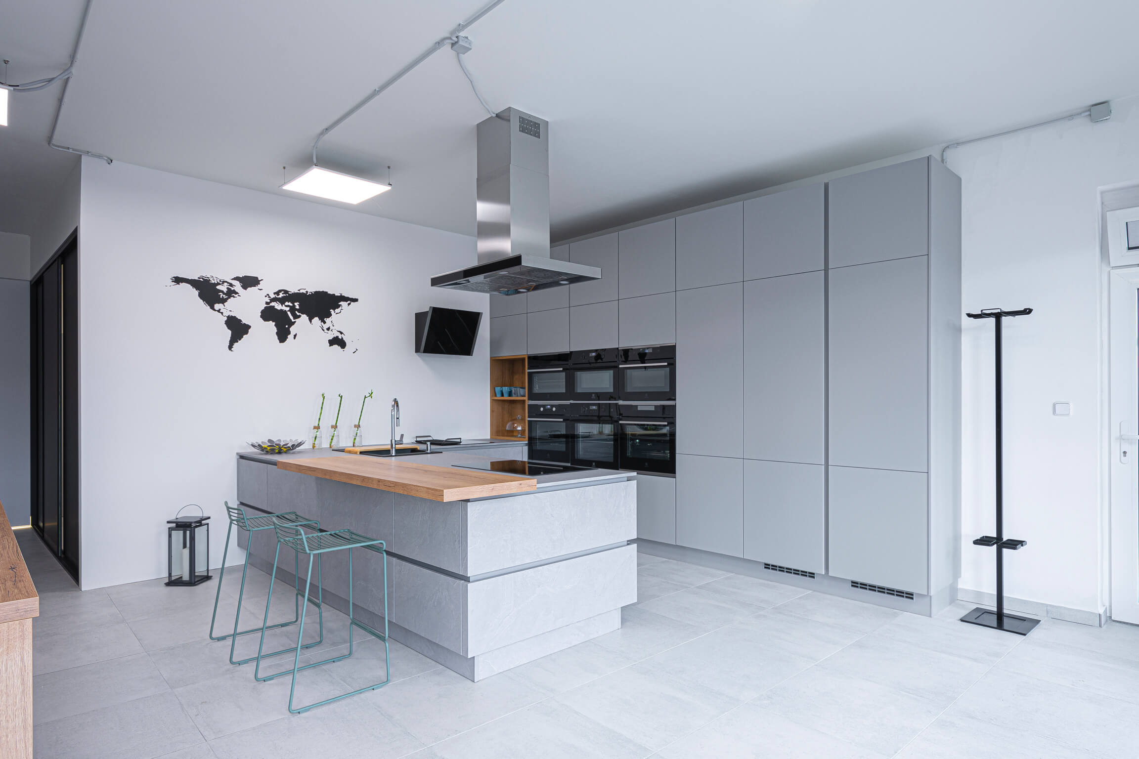 Příjemná moderní kuchyň v šedých odstínech - OUTLET