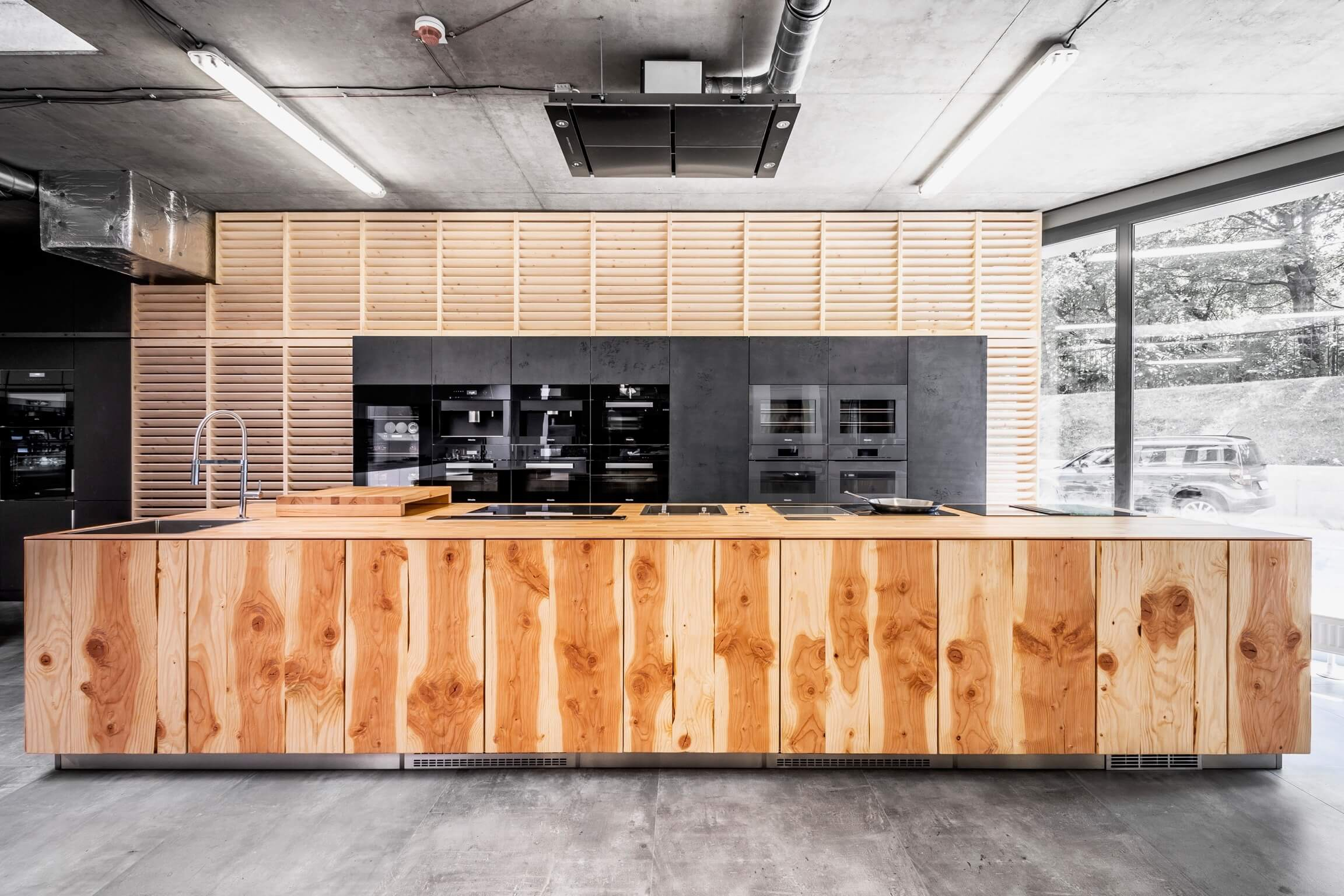 Masivní kuchyň s imitací betonu - OUTLET